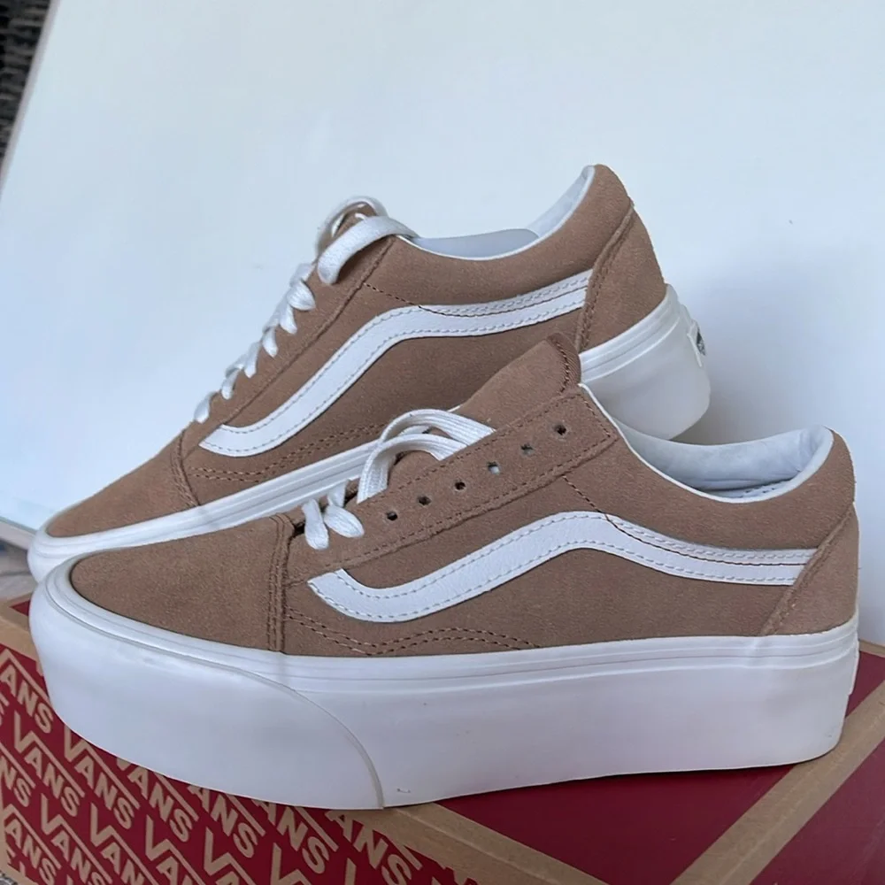 Vans WMNS Old Skool Stacked Soft Suede Burro/True White 
VN0A7Q5MB69
Platforms - Picture 6 of 16